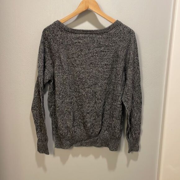 Woman’s grey sweater with a blue heart - Picture 5 of 8